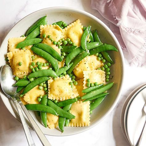 Two-pea ravioli Healthy Ravioli, Pea Ravioli, Pea Sauce, Ravioli Recipes, Plats Weight Watchers, Ravioli Recipe, Weekend Cooking, Easy Meat Recipes, Ww Recipes