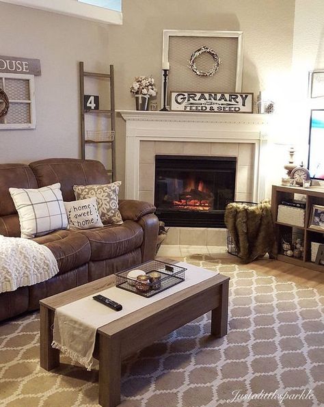 Cozy living room, brown couch decor, ladder, winter decor Brown Couch Decor, Apartment Wishlist, Cozy Farmhouse Living Room, Brown Couch Living Room, Furnitur Ruang Keluarga, Farmhouse Living Room Decor Ideas, Rustic Farmhouse Living Room, Brown Couch, Cottage Shabby Chic