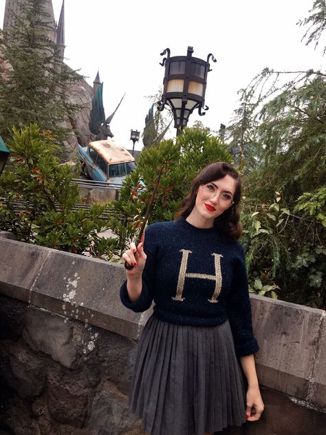 Harry Potter inspired disneybound universal studios wizarding world vintage fashion look Harry Potter Fancy Dress, Harry Potter Dress Up, Slytherin Clothes, Harry Potter Halloween Costumes, Harry Potter Dress, Universal Studios Outfit, Slytherin Fashion, Hogwarts Outfits, Theme Park Outfits