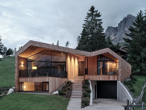 Gallery of House Carezza / Tara Architekten - 1 Alpine House, Modern Barn House, Traditional Building, Modern Mountain, Modern Barn, Design Exterior, Mountain Homes, Cabin Design, Residential Architecture