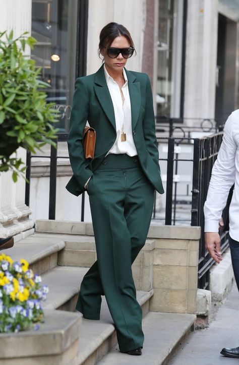 Victoria Beckham en costume vert sapin veste-pantalon oversize Women’s Suits Work, Olive Suit Women Outfit, How To Style A Suit Women, Scotts Mayfair, Prom Suits Women Masc, Suit Outfits For Women Party, Emerald Green Suit For Women, Green Suit Prom, Green Suits For Women