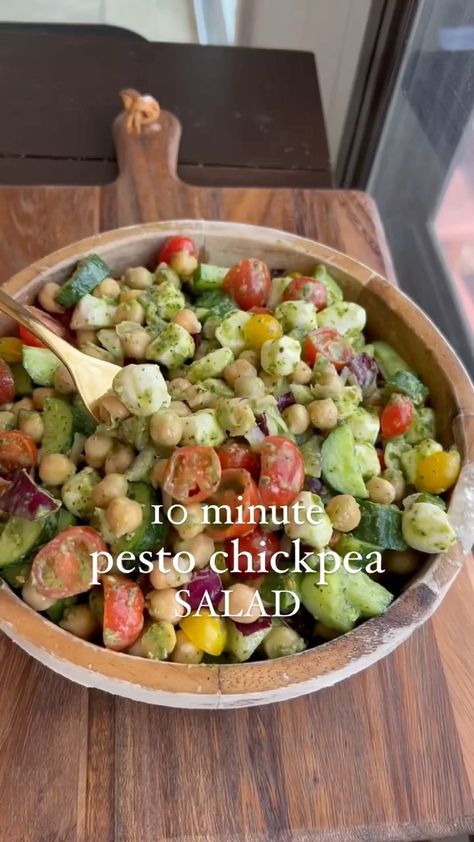 mealpreponfleek on Instagram: Because it’s starting to warm up, easy and no-cook meals like this pesto chickpea salad by @choosing_balance are going to be on repeat!… Pesto Chickpea, Plant Based Dressing, Mozzarella Balls, Mini Cucumbers, Vegan Mozzarella, Easy Healthy Meal Prep, Makanan Diet, Health Dinner Recipes, Chickpea Salad