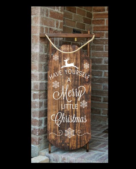 Wood Christmas Decorations Outdoor, Christmas Sleigh Decorations, Christmas Sled Decoration, Sled Decor, Outdoor Christmas Diy, Wooden Sleigh, Diy Christmas Lights, Christmas Sled, Sleigh Christmas