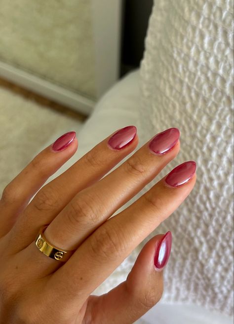 Nail Inspo For September, Paris Nails Ideas, Nails That Look Natural, London Nails Aesthetic, September Nail Inspo Almond, Ruby Chrome Nails, Mail Inspo Fall, Summer Transition Nails, Red Orange Chrome Nails