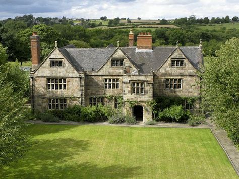 Scottish Manor House, English Country House Bedroom, Manor House Plans, Scottish House, English Houses, Scottish Homes, English Manor Houses, British Architecture, Cool Tree Houses