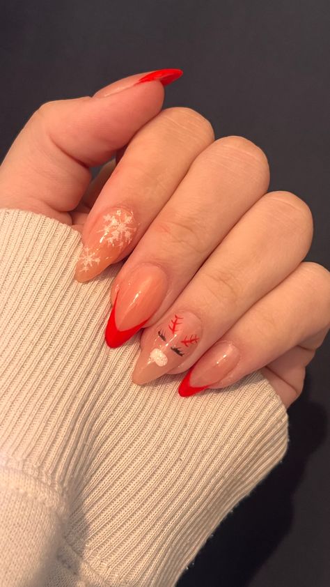 Holiday Nail Designs Winter French Tips, French Nails Christmas Design, Simple Almond Christmas Nails, Christmas Nails Rain Deer, Reindeer Nails Designs, Christmas Nails French Tip, Holiday Nail Designs Winter, Diy Christmas Nail Designs, Nagel Inspiration