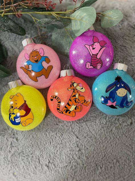 Winnie The Pooh Christmas Ornaments, Winnie The Pooh Ornaments Diy, Winnie The Pooh Ornaments, Winnie The Pooh Christmas Tree, Christmas Orderments, Disney Ornaments Diy, Disney Princess Christmas, Xmas Bulbs, Disney Christmas Crafts