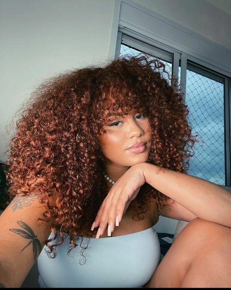 Red Highlights On Natural Hair, Dark Reddish Brown Curly Hair, Reverse Ombre Curly Hair, Dark Copper Hair Curly, Dark Orange Curly Hair, Fall Curly Hair Color Brunettes, Brownish Red Curly Hair, Orange Hair Outfit Ideas, Dark Roots Copper Hair