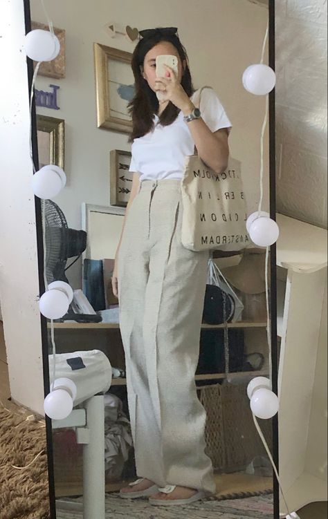 White Polo And Trousers Outfit Women, Plain White Tshirt Outfit Aesthetic, Long Polo Shirt Outfit Women, White Polo T Shirt Outfit Women, Polo And Trousers Outfit Women, Poloshirt Outfit Ideas Women, Plain White Tshirt Outfit, White Tshirt Outfit Aesthetic, White Polo Long Sleeves Outfit