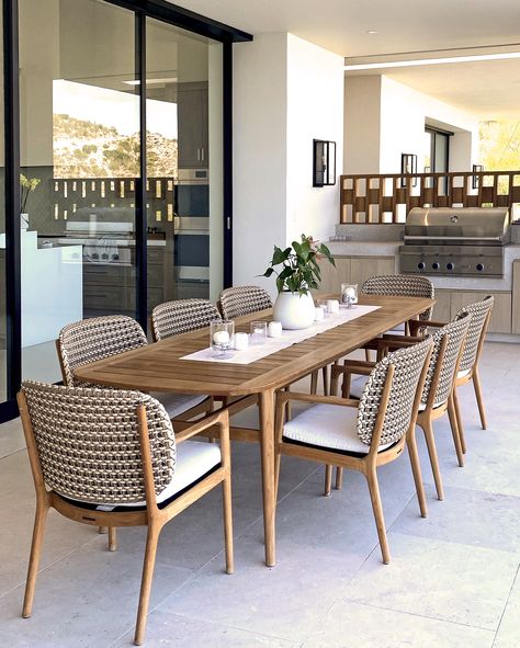 Gloster Kay Dining Chairs with Clipper Dining Table. Design by Ponce de Leon Architects & Catherine Eberle, Los Cabos, Mexico. Terrace Bar, Backyard Dining, Modern Outdoor Dining, Terrace Decor, Bar Sets, Casa Country, Small Kitchens, Outside Patio, Patio Dining Table