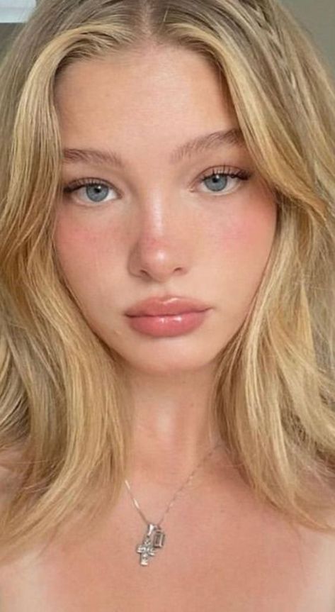 Natural Makeup Blonde Hair Green Eyes, Simple Sunkissed Makeup, Natural Makeup Looks For Blondes, Pretty Makeup Aesthetic, Softie Makeup Look, Pink Dewy Makeup, Cute Summer Makeup Looks, Soft Pink Makeup Looks Natural, Super Light Makeup