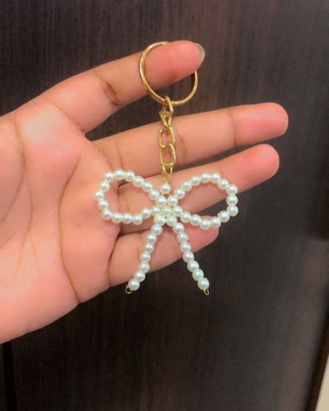 Going with the trend🤩 Get this beautiful Bow keychain😍🎀 Dm to order🛒 #bow #bowkeychain #bowclips #beadedjewelry #pearl #pearlcharm #charms #trendyfashion #genzmemes #genzfashion #pookie #bowtrend #cute #koreanstyle #keyring #onlineshopping #hamperideas #giftforgirlfriend #giftforbestfriend #giftideas Pearl Keychain Diy, Aesthetic Keychain Diy, Aesthetic Diys, Diy Pearl Jewelry, Pearl Keychain, Accessories Idea, Bow Keychain, Gifts Forbest Friend, Sugar Beads