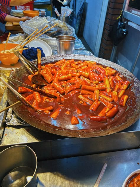 South Korean Street Food, South Korea Seoul Food, Tteokbokki Street Food, South Korea Foods, Korean Market Aesthetic, Korean Street Food Seoul, Seoul Korea Food, Food Aesthetically, Korean Food Spicy