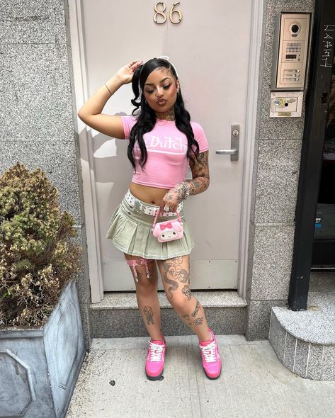 Leg Garter Outfit, Pink Crop Top Outfit, Garter Outfit, Girls Streetwear, Outfits 2000s, All Jeans, 2000s Fashion Outfits, Crop Top Outfits