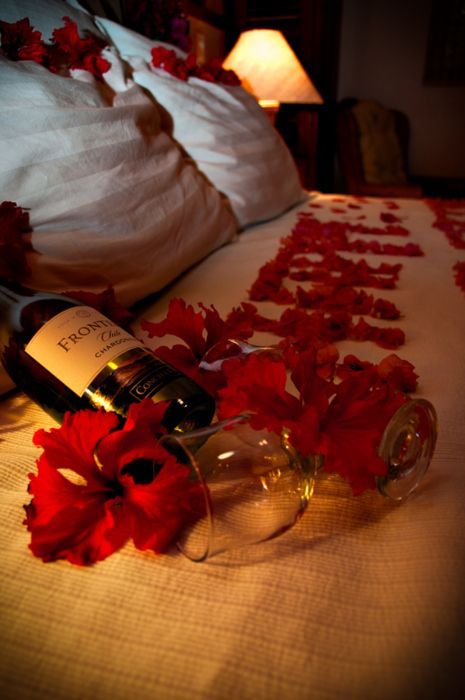 2 Glasses of Wine Before Bed Helps You Lose Weight Good news for anyone that prefers Cabernet over cardio. Drinking two glasses of wine before bed could actually be the magic pill that helps you lo… Valentine Bedroom Decor, Valentines Bedroom, Pinterest Valentines, Saint Valentin Diy, Diy Valentine's Day Decorations, Romantic Surprise, Romantic Room, Romantic Bedroom, Romantic Things