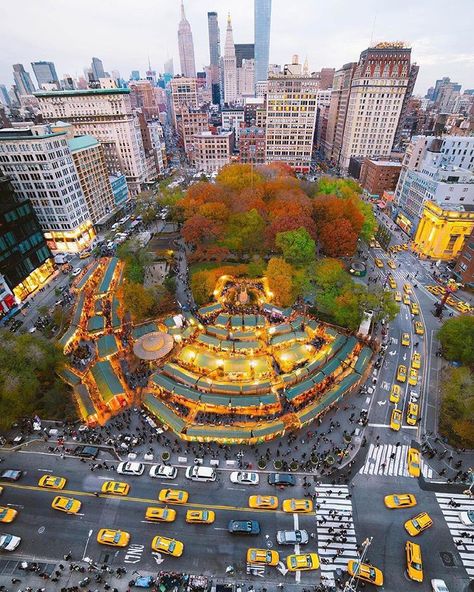 Throwback to Fall in Union Square Park 🍂🚕 Do you prefer Fall or Summer? #newyorker Photo by @opoline Selected by @savant Union Square Nyc, New York Bucket List, Nyc Holidays, Nyc Christmas, New York Pictures, Holiday Market, Instagram Link, Union Square, Nova York