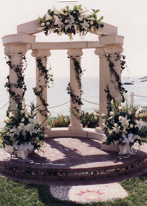 love this Column Wedding Arch, Greek Columns Wedding Decor, Roman Greek Wedding Theme, Hercules Themed Wedding, Rome Wedding Theme, Rome Themed Wedding, Greek Themed Centerpieces, Wedding Arch Columns, Ancient Wedding Theme