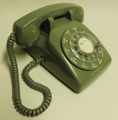 Rotary phone. Remember when we left our phones at home? Telephone Vintage, Rotary Phone, Vintage Phones, Retro Phone, Vintage Telephone, Old Phone, Vintage Memory, Green Vintage, Good Ole