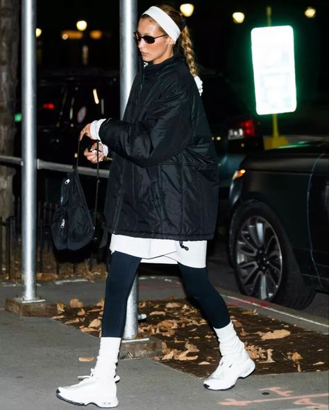 Winter Headband Outfit, Oversized Black Coat, Oversized Black Jacket, Bella Hadid Looks, Long White Shirt, Apartment In New York, Bella Hadid Outfits, Tiktok Outfits, Headband Outfit