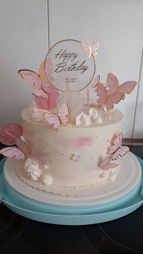 Birthday Cakes Women Elegant, 18th Birthday Cake Aesthetic Pink, Butterfly Cake Ideas Birthdays Simple, Pink Cake Butterfly, Tortas Aesthetic 15, Pink And Gold Butterfly Cake, Tortas Aesthetic Vintage, 18th Birthday Cake Ideas Unique, Pink Butterfly Birthday Cake