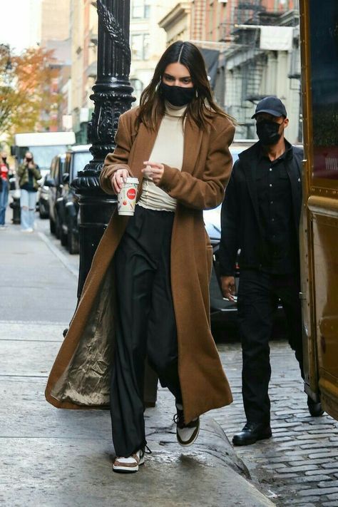 Kendall Jenner Winter Outfits, Brown Outfit Ideas, Kendall Jenner Outfits Casual, Stile Kendall Jenner, Hailey Rhode Baldwin, Kendall Jenner Street Style, Models Off Duty Style, Kendall Style, Model Outfit