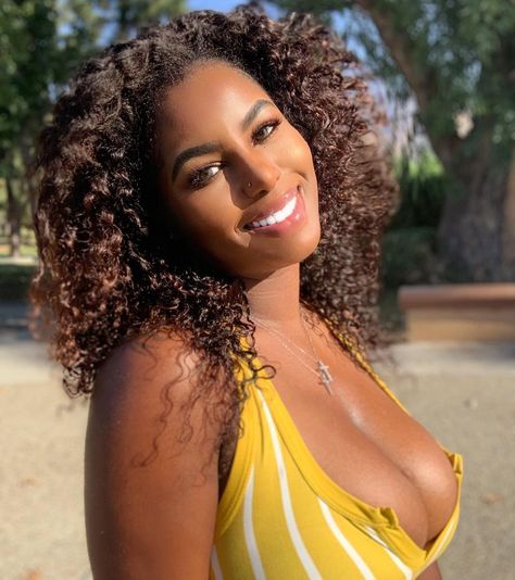 Busty Fashion, Seductive Clothes, African Girl, Beautiful Smile Women, Beautiful Smile, Beauty Women, Google Photos, Curly Hair, The Sun