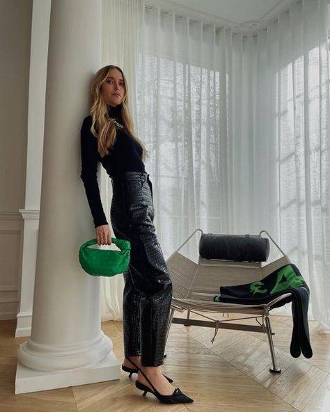 Green Purse Outfit, Green Bag Outfit, Styling Turtlenecks, Bottega Bag, Pernille Teisbaek, Purse Outfit, Bottega Veneta Bag, Heels Outfits, Green Purse