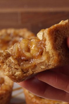 These Oatmeal Cookie Cups Are An Apple Crisp Lover's Dream Come True  - Delish.com Apple Crisp Cookie Cups, Oatmeal Cookie Crust, Baking Fall, Fall Desserts Apple, Baked Apple Dessert, Cookie Cups Recipe, Best Christmas Cookie Recipe, Delicious Christmas Cookies, Cookie Recipes Unique