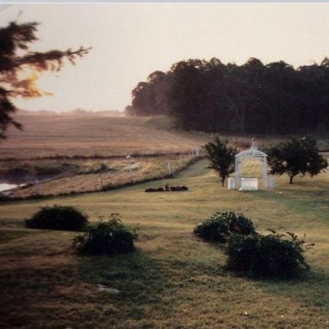 Books that give off this vibe? Anything comforting, nostalgic, folksy, dreamy, etc : r/BooksThatFeelLikeThis Vintage Farmgirl Aesthetic, Horror Farm Aesthetic, 1930s Southern Aesthetic, 60s Southern Aesthetic, Victorian Farm Aesthetic, 80s Farm Aesthetic, Southern Folk Aesthetic, Mid Western Gothic Aesthetic, Folk Country Aesthetic