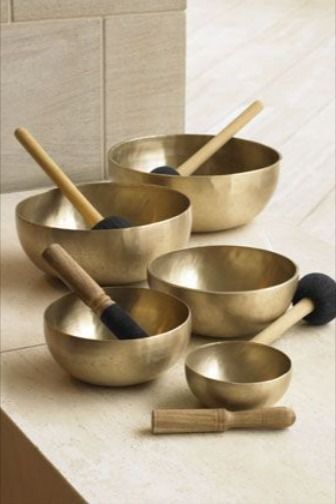 Singing bowls are a powerful tool for relaxation and healing. Learn all about these precious instruments and how you can use them. Click the pin to get redirected to our site. Photo courtesy of Threadless. Feng Shui Rules, Feng Shui Guide, Feng Shui Symbols, How To Feng Shui Your Home, Metal Element, Feng Shui Design, Feng Shui Art, Feng Shui Energy, Tibetan Bowls