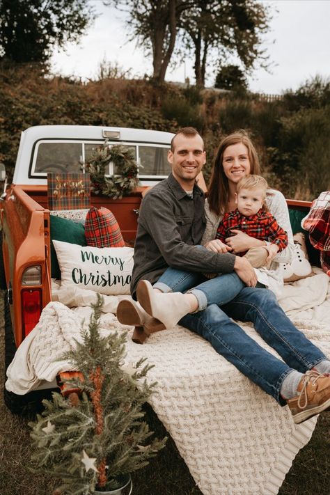 easy Christmas and Holiday family photoshoot Holiday Family Photoshoot, Holiday Family Outfits, Indoor Family Photos, Christmas Photography Family, Christmas Photos Outfits, Christmas Family Photoshoot, Cape May New Jersey, Winter Family Photos, Southern Christmas