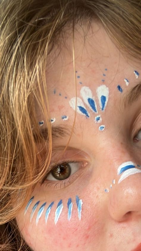 School Spirit Face Paint, Detailed Tattoos, Easy Face Painting Designs, Blue Face Paint, Pintura Hippie, Festival Face Paint, White Face Paint, Face Paint Ideas, Festival Makeup Glitter