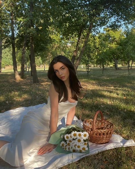 Picnic season fav season 🌼🤍✨🏹 . . #picnicideas #picnicaesthetic #picnicdecor #summerpicnic #picnicgoals Laying Down Picnic Pose, Garden Pics Ideas, Outdoor Picnic Photoshoot Ideas, Pics In Garden, Picnic Theme Photoshoot, Outside Birthday Photoshoot Ideas, Outfit Para Picnic, Picnic Birthday Photoshoot, Photoshoot Ideas For Birthday