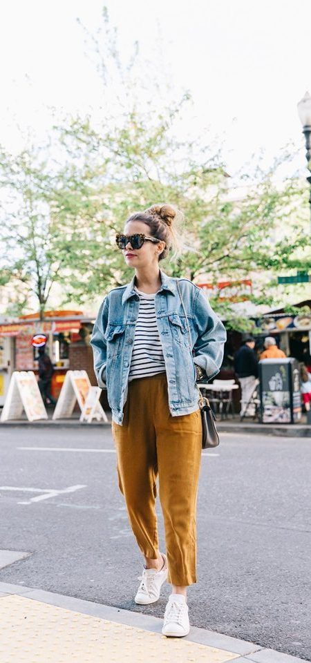 15 Easy Ways to Wear Mustard Pants - Pretty Designs Mustard Pants Outfit, Oversized Jean Jacket Outfit, Oversized Denim Jacket Outfit, How To Wear Denim Jacket, Yellow Pants Outfit, Mustard Yellow Pants, Mustard Outfits, Spring Denim Jacket, Mustard Pants