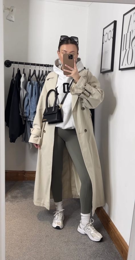 Womens Long Trench Coat, Trench Coat Outfit New Balance, Trench With Leggings, Sweatshirt Trench Coat Outfit, Comfy Trench Coat Outfit, New York Trench Coat Street Styles, Stone Trench Coat Outfit, Sporty Trench Coat Outfit, Trench Coat Street Style 2023