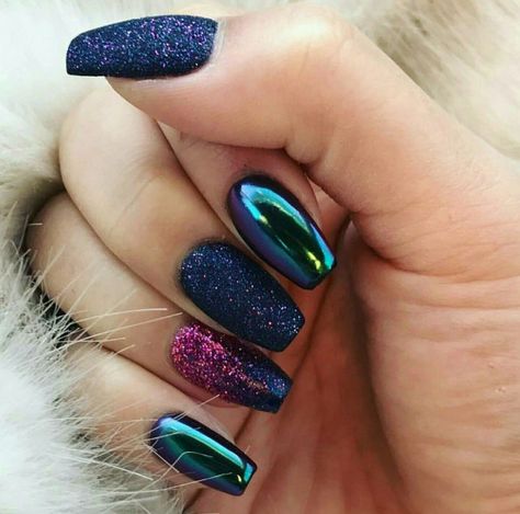 Si vas a tener una fiesta de XV años, entonces tienes que decirle adiós a los diseños de uñas de color rosa y darle la bienvenida a los colores azules metálicos  y con un toque de negro brillozo. Metallic Nails Design, Metallic Nail, Nagel Tips, Glitter Gel Nails, Her Nails, Metallic Nails, Nails Polish, Acrylic Nail Art, Fancy Nails