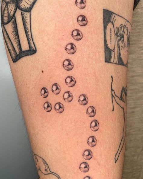 Pearl Tattoo, Button Tattoo, Artsy Tattoos, La Tattoo, Funky Tattoos, Bicep Tattoo, Big Pearl, Dainty Tattoos, Aesthetic Tattoo