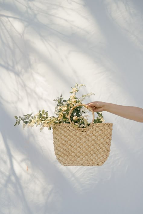 Minimal Spring Aesthetic, Spring Neutral Aesthetic, Minimal Summer Aesthetic, Summer Branding Photoshoot, Summer Essentials Aesthetic, Spring Product Photography, Flowers In Bag, Summer Product Photography, Bag Product Photography