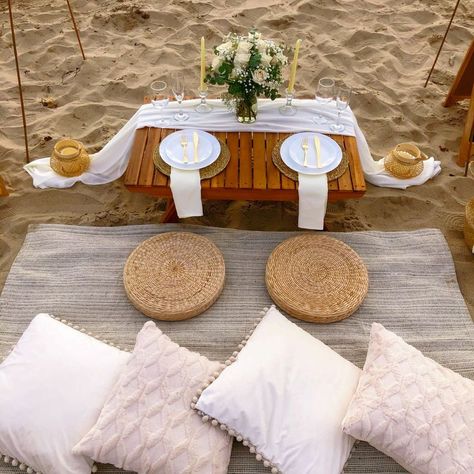 Neutral Picnic at the beach Girls Loft Bedroom, Night Date Ideas, Pop Up Picnic, Picnic Aesthetics, Romantic Beach Picnic, Ideas Picnic, Coastal Luxe, Picnic Inspo, Night Picnic