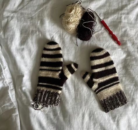 Crocheting Gloves, Crochet Black And White, White Mittens, Black And White Crochet, Gloves Aesthetic, Cute Knitting, Grandma Crafts, Designer Photo, Crochet Black