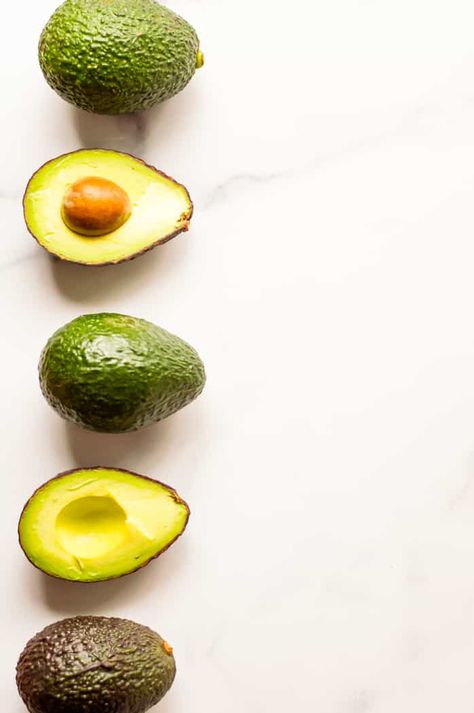 Are you wondering how to store avocado so that you can bank on that healthy green goodness longer? Whether your avocados are underripe, perfectly ripe or cut, here are the best tips and tricks for storing avocados. How To Store Cabbage, How To Store Spinach, Store Avocado, Avocado Snack Ideas, Avocado Ripe, How To Store Avocado, Unripe Avocado, Avocado Snack, Freeze Avocado