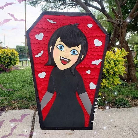 Piñata Mavis de Hotel Transilvania Hotel Transylvania Halloween, Halloween Haunted House Diy, Hotel Transylvania Birthday, Hotel Transylvania Party, Halloween Doors, Halloween Canvas Paintings, Pinata Diy, Mavis Hotel Transylvania, Haunted House Diy