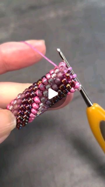 Bead Crochet Rope Tutorial, Bead Crochet Patterns Free, Beaded Jewelry Patterns Tutorials, Bead Crochet Tutorial, Beaded Cuff Bracelet Tutorial, Crochet With Beads, Seed Bead Jewelry Tutorials, Crochet Beading, Bead Crochet Bracelet