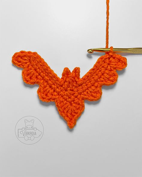 Crochet Bat Halloween Garland | Free Crochet Pattern Halloween Apliques Crochet, Crochet Bat Earrings, Crochet Halloween Garland Free Pattern, Two Color Crochet Pattern, Crochet Bat Applique Free Pattern, Crochet Bat Applique, Crochet Bat Wings Free Pattern, Free Crochet Bat Pattern, Crochet Halloween Decor