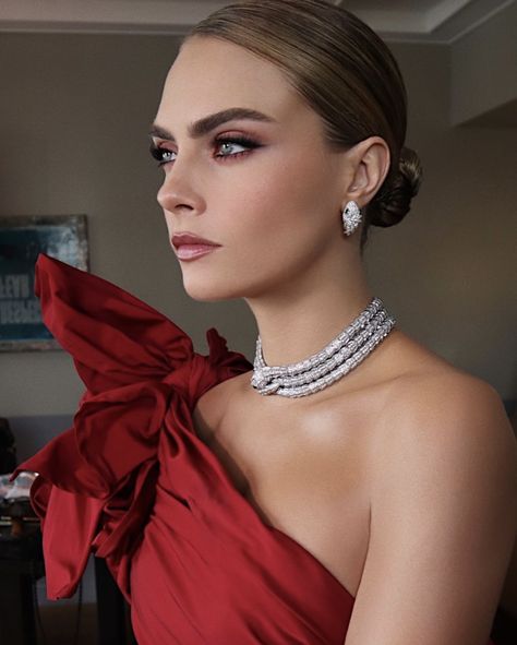 Red Carpet Looks Makeup, Red Carpet Makeup Looks, Cara Delevingne Valerian, Cara Delevingne Makeup, Red Dress Formal, Oscars Makeup, Hung Vanngo, Red Carpet Makeup, Prom Eye Makeup