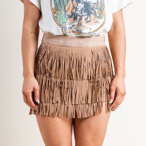 New Queen Of The Tassel Boho Fringe Cowgirl Festival Skirt. Featuring Studded Fringe Drop Detail, Soft Sued Fabrication, And Mini Length Perfect For A Concert Or Night On The Town. Mini Skirt Studded Fringe Tiered Hemline High Rise Side Zipper Closure 100% Polyester Model Is Wearing A Small Layer Spring Summer Fall Winter Classic Sexy, Lingerie Trendy Vacation Holiday Wildfox Reformation Celeb Style Celebrity Shabby Chic Comfy Warm Floral Contemporary Fuzzy Cute Trendy Stylish Collection Sweater Fringe Skirt Outfit Country, Fringe Skirt Outfit, Bunny Outfits, Cowgirl Skirt, Cowgirl Festival, Nashville Outfit, Festival Skirt, Lace Bustier Top, Western Skirts