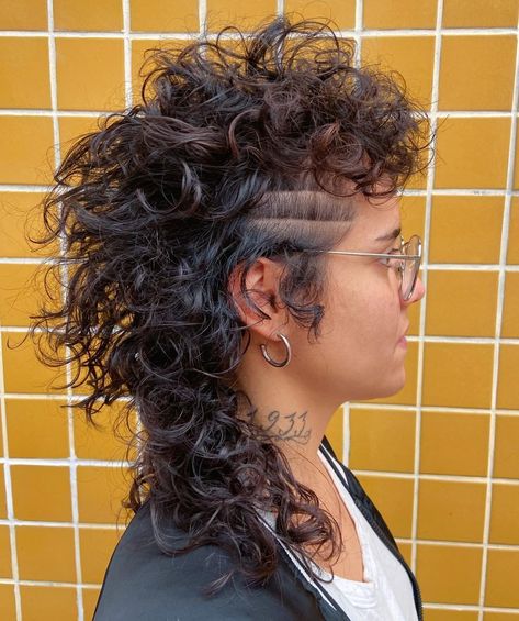 Medium Curly Undercut Shag Wolf Cut Curly Hair, Cut Curly Hair, Undercut Curly Hair, Curly Shag Haircut, Curly Hair Ideas, Curly Undercut, Undercut Long Hair, Natural Curly Hair Cuts, Curly Mullet