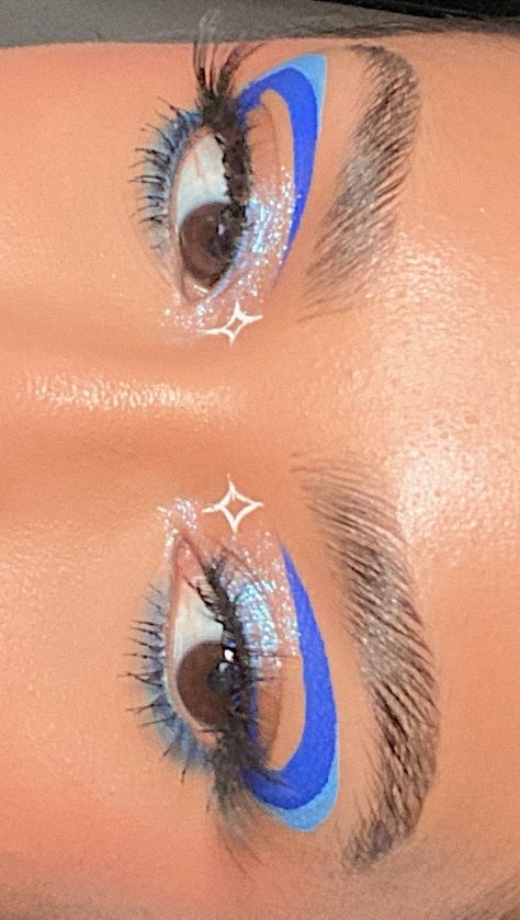 Blue Beetle Makeup, Space Eyeliner Looks, Purple And Blue Eyeliner, Graphic Eyeliner Makeup Looks, Blue Liner Looks, Blue And White Graphic Liner, Blue Graphic Eye Makeup, Cool Makeup Designs, 2 Color Eyeliner