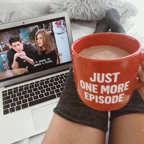 Tv Shows Aesthetic, Netflix And Chill Aesthetic, Aesthetic Saturday, Laptop Aesthetics, Chill Friends, Ross And Rachel, Saturday Weekend, About Coffee, Netflix And Chill