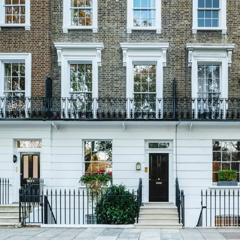 Restored grade II listed Chelsea townhouse, in London. black railings, brickwork with painted sash windows English Townhouse Exterior, Hall Architecture Design, Hall Architecture, Chelsea Townhouse, English Townhouse, Townhouse Exterior, Townhouse Interior, London Houses, Georgian Townhouse